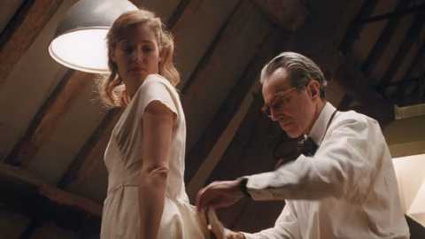 ''Il filo nascosto'': Daniel Day Lewis  un raffinato stilista in attesa di essere ''scucito''